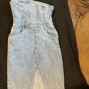 Jean strapless denim can dress up or down✨